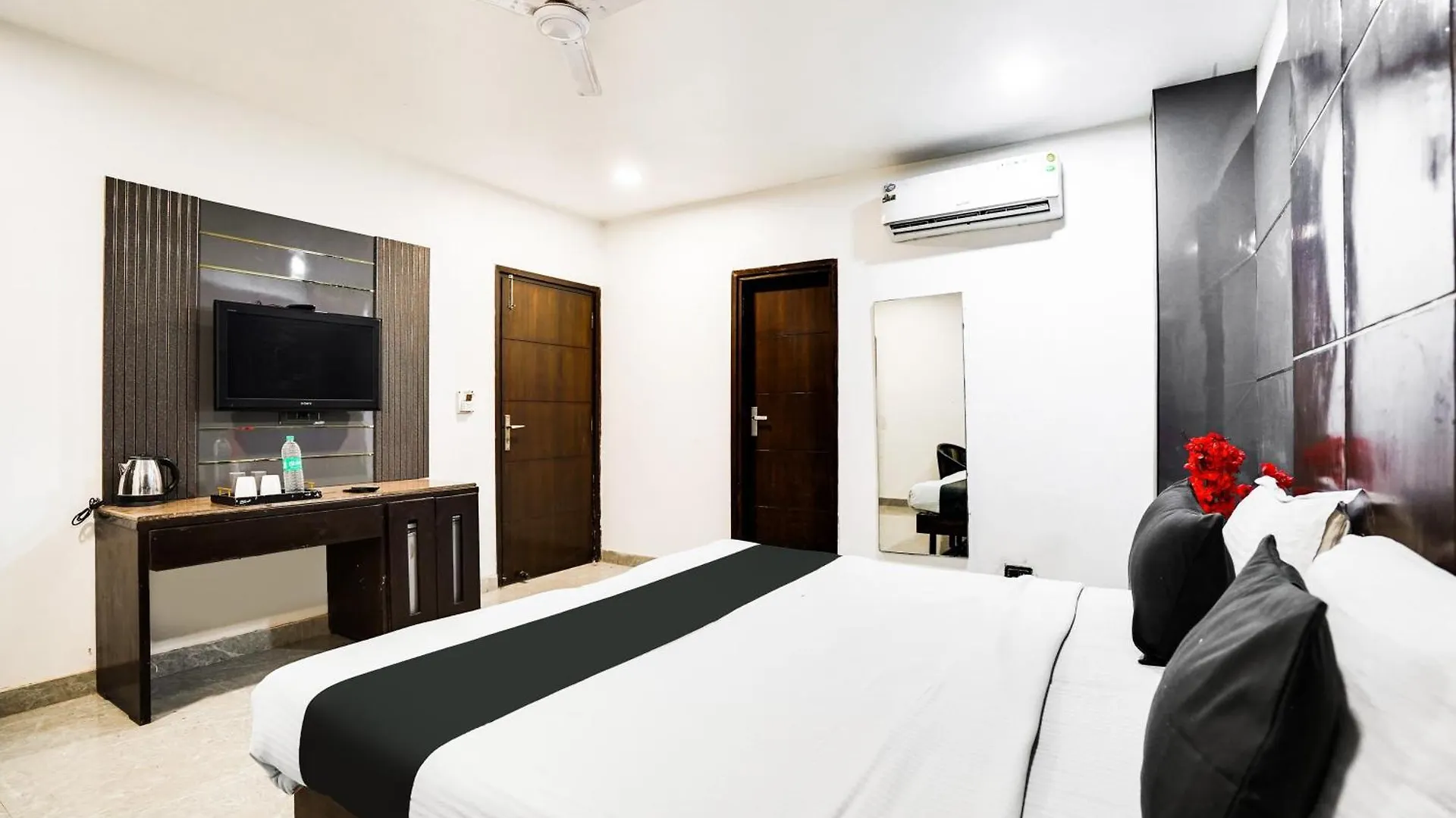 Hotel O Grand Peepal Delhi