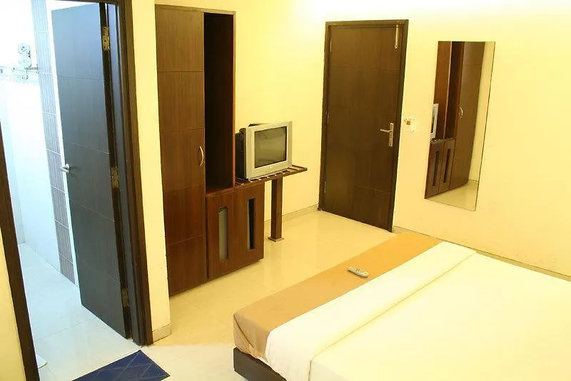 Hotel O Grand Peepal Delhi