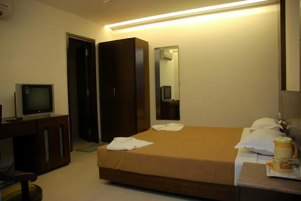 Hotel O Grand Peepal Delhi