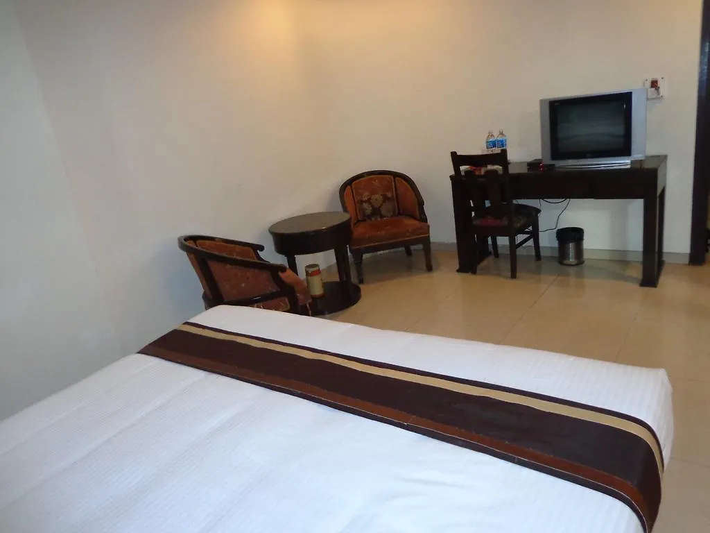 Hotel O Grand Peepal Delhi