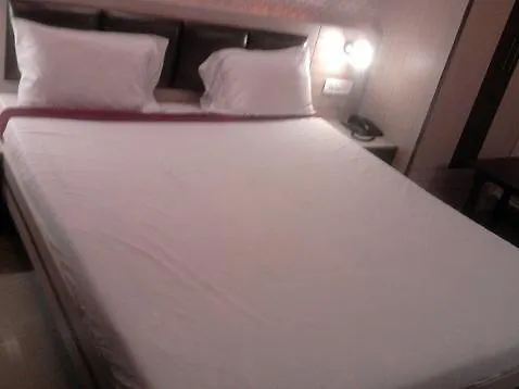 Hotel O Grand Peepal Delhi